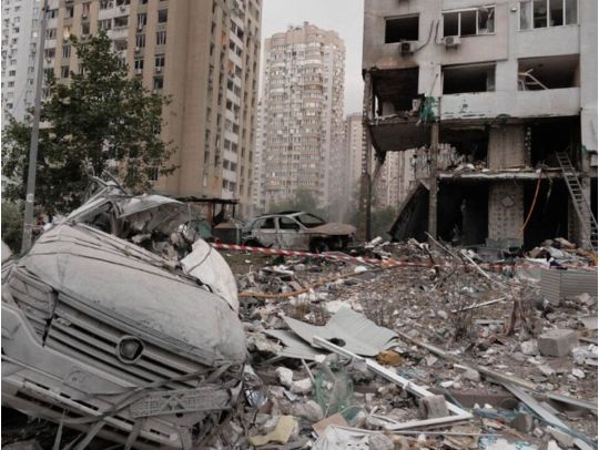Атаками на Київ рф добивається зробити місто непридатним до життя, фото ДСНС