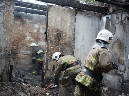 На Одещині БПЛА влучив у будинок, фото ДСНС