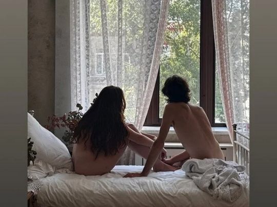 Донька Олі Полякової влаштувала пікантну фотосесію в ліжку з чоловіком і заінтригувала фанатів