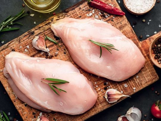 Не лимон и не уксус: в чем маринуют куриную грудку, чтобы она была сочной