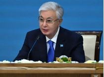 Президент Казахстану Касим-Жомарт Токаєв під час зустрічі з володимиром путіним в Омську закликав заморозити війну проти України