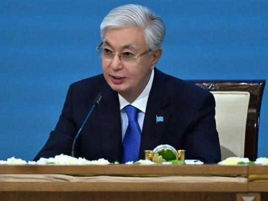 Президент Казахстану Касим-Жомарт Токаєв під час зустрічі з володимиром путіним в Омську закликав заморозити війну проти України
