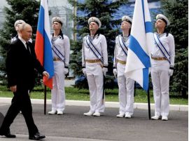 Путін провів так званий парад на тлі плакату з підводним човном, фото росЗМІ
