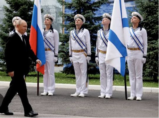 Путін провів так званий парад на тлі плакату з підводним човном, фото росЗМІ