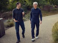 Тим Кук и Джон Тернус. Фото с сайта компании Apple