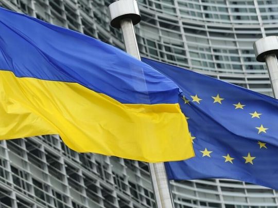 Прапори ЄС та України. Фото з сайту slovoidilo.ua