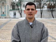 Слезы и&nbsp;операционная: украинский блогер поразил кадрами с&nbsp;имплантом в&nbsp;шее
