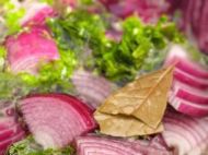 Маринованный лук с&nbsp;зеленью: станет украшением многих блюд