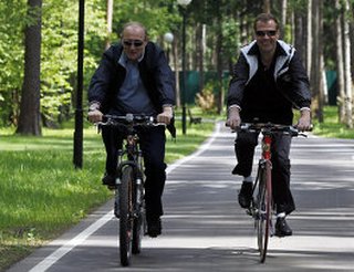 Путин и Медведев на велосипедах 
