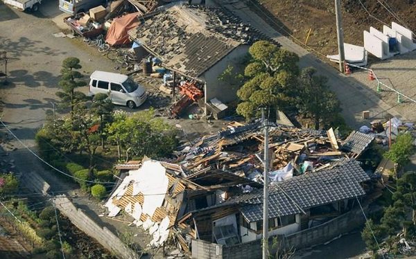 В Японии спасатели извлекли из-под обломков дома 8-месячного ребенка. ВИДЕО
