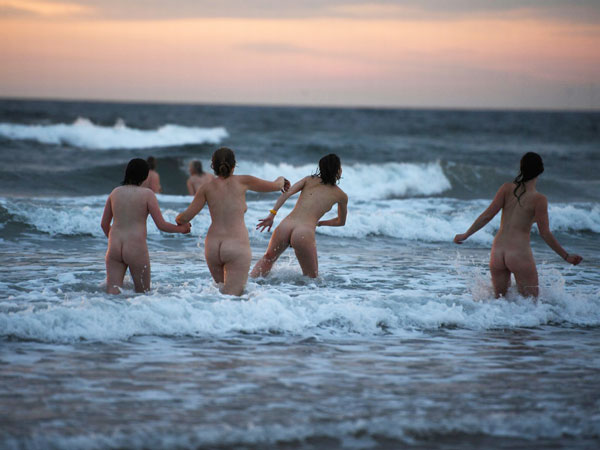 Нудисты на время покинули родной город ради моря | порно фото бесплатно на arnoldrak-spb.ru