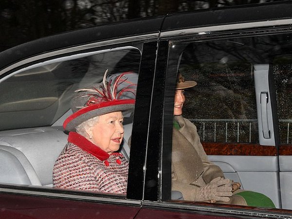 Королева и Софи вместе посетили церковь в воскресенье, 23 декабря