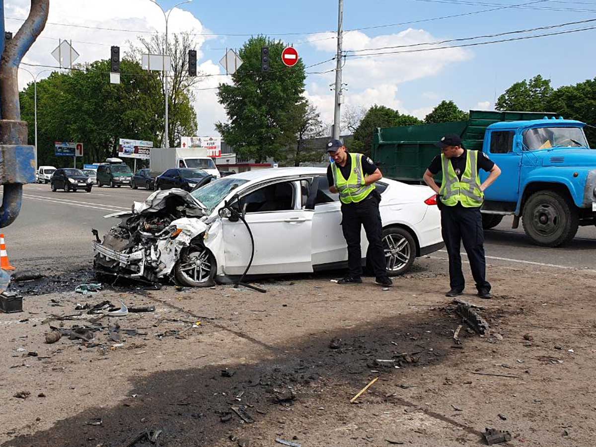 Жуткое ДТП под Киевом: Ford Mondeo влетел в самосвал, водитель скончался в  карете скорой помощи - «ФАКТЫ»