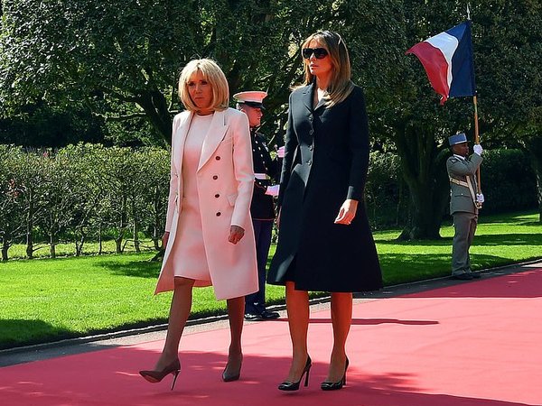 Мелания Трамп выбрала черный наряд для поездки во Францию. Фото