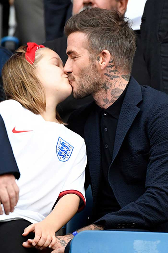 Дэвид Бекхэм поцеловал семилетнюю дочь в губы на футбольном матче