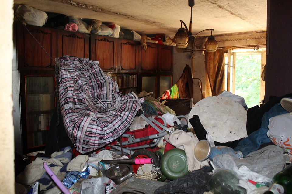 Квартира «Плюшкина»: в Днепре мусор из жилища пенсионерки вывозили КамАЗами