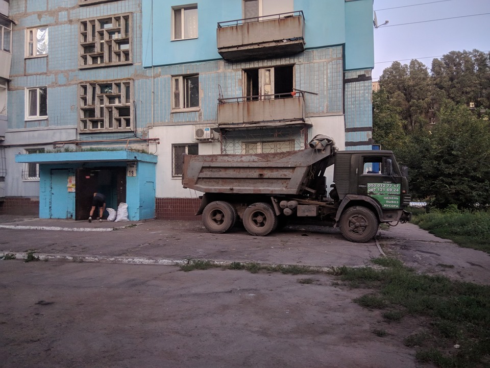Квартира «Плюшкина»: в Днепре мусор из жилища пенсионерки вывозили КамАЗами