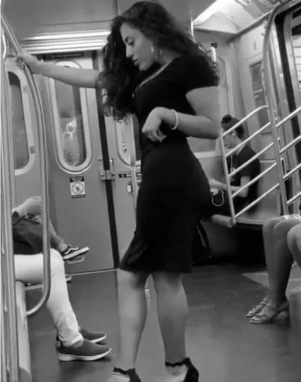 Мережа насмішила дівчина, яка грайливо позує в метро