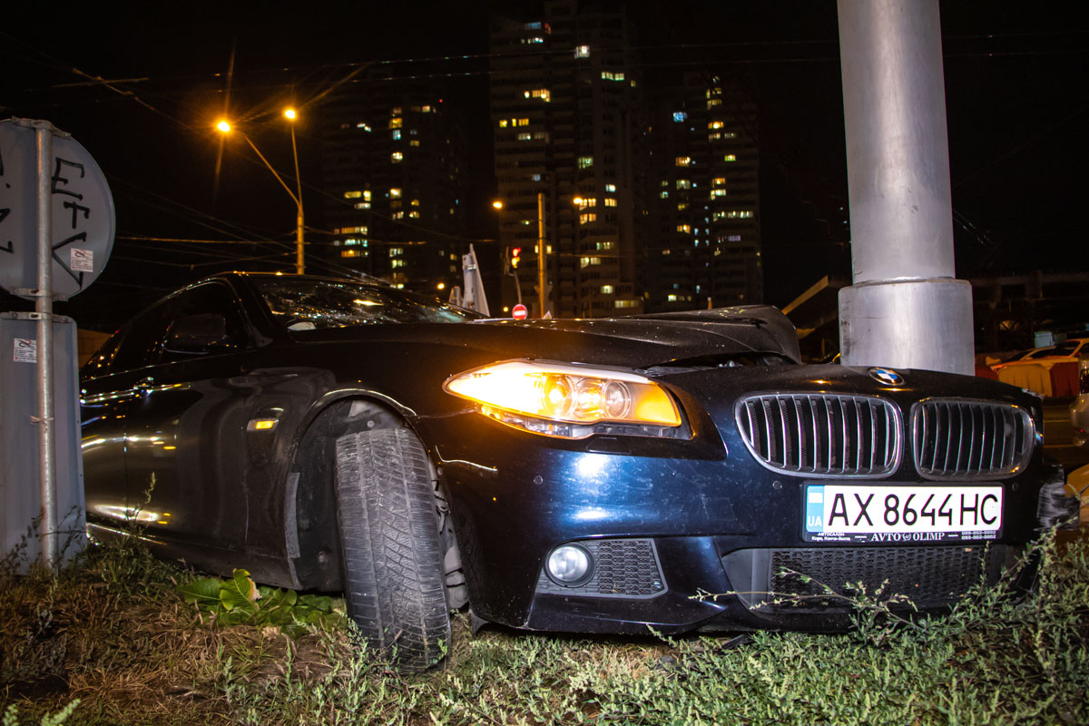 Под Шулявским мостом в Киеве BMW влетела в столб: фото и видео с места  аварии - «ФАКТЫ»