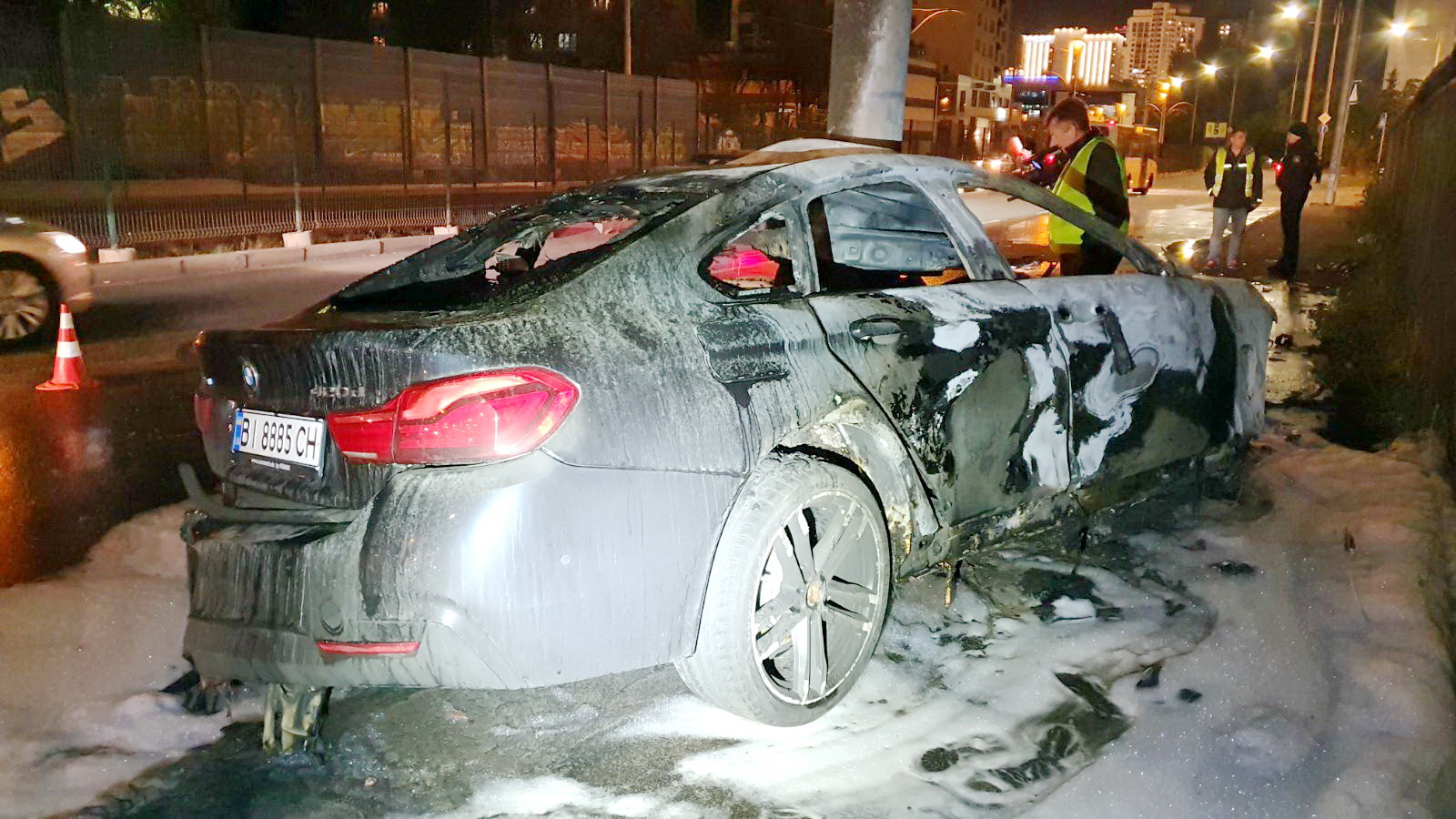 В центре Киева BMW влетела в столб и сгорела: эксклюзивные фото с места  аварии - «ФАКТИ»