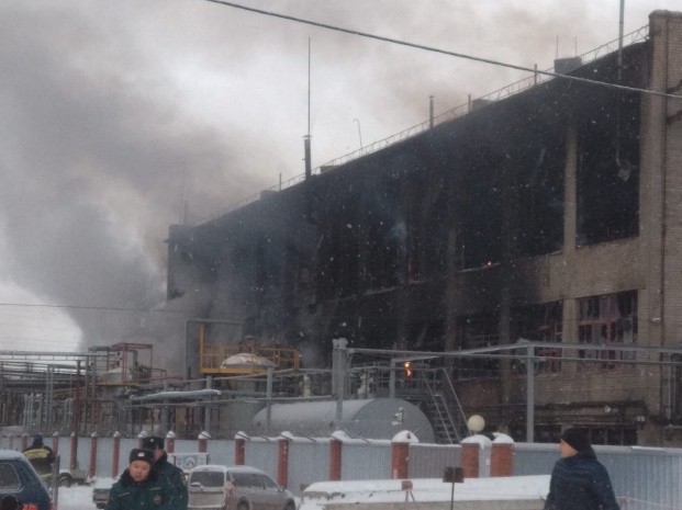 В России вспыхнул крупный пожар на нефтехимическом заводе (ФОТО и ВИДЕО) 1