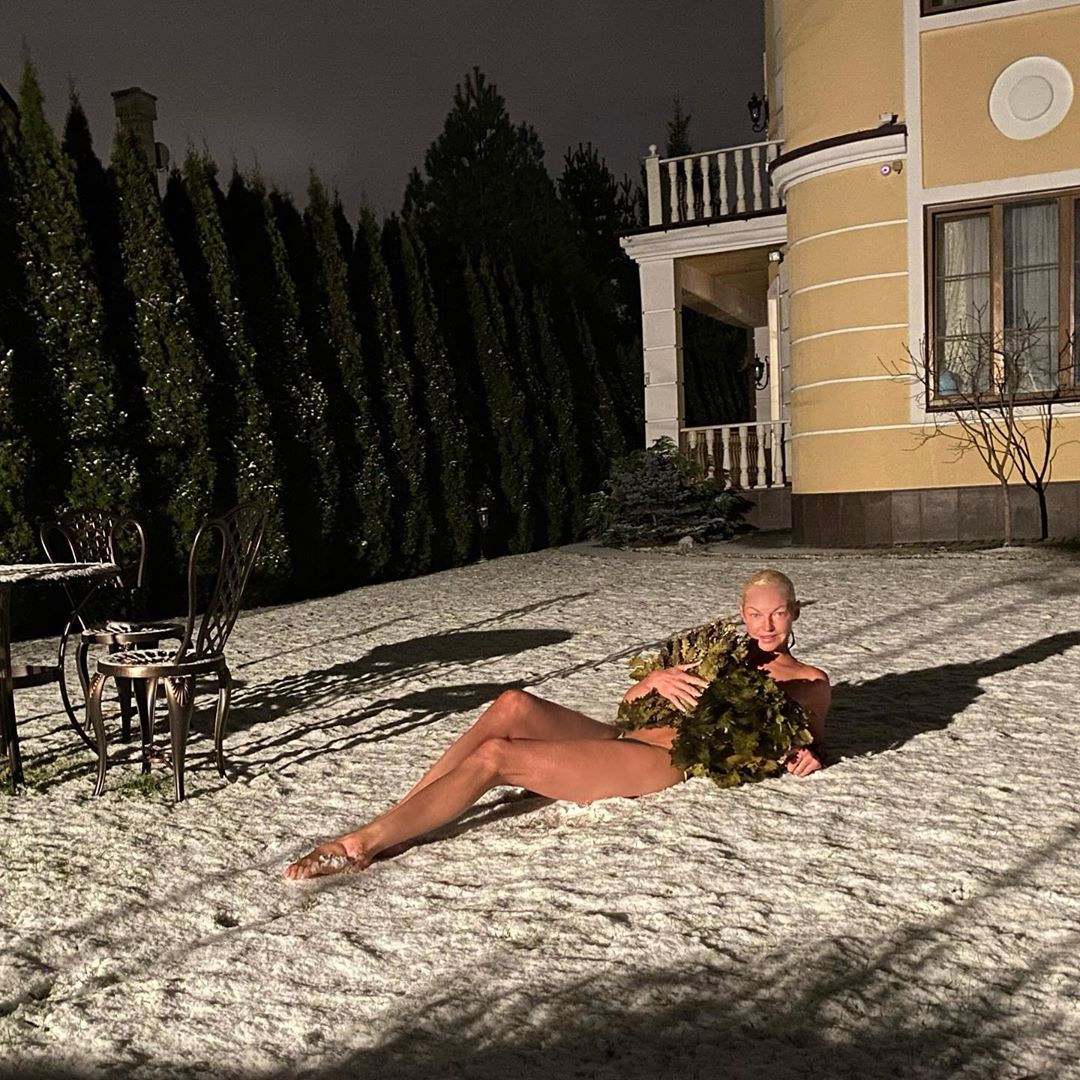 Хотя бы ноги вместе»: голая Волочкова на снегу удивила сеть (фото) - «ФАКТЫ»