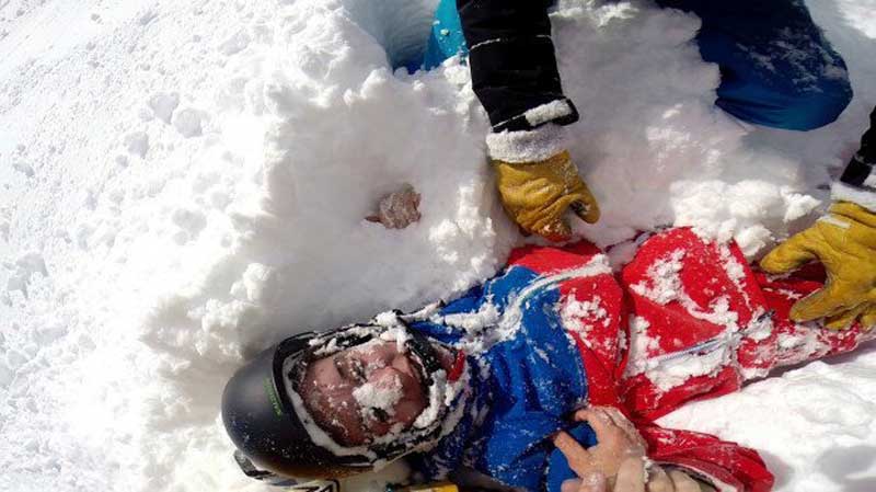 Картинки по запросу "В Альпах лыжник спас девушку"