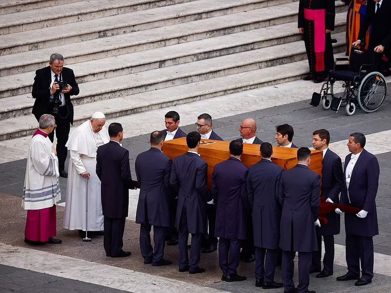 У Ватиані поховали Бенедикта XVI. Чому цей похорон унікальний (ФОТО, ВІДЕО) 11