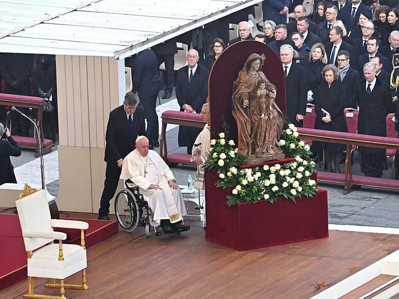 У Ватиані поховали Бенедикта XVI. Чому цей похорон унікальний (ФОТО, ВІДЕО) 9