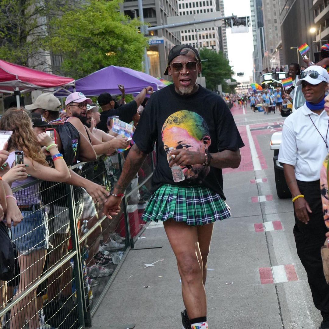 62-летний Деннис Родман вышел на гей-параде в мини-юбке - видео - «ФАКТЫ»