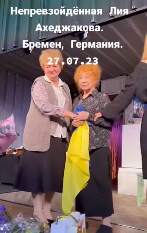 Лия Ахеджакова в Германии вышла на сцену с украинским флагом - «ФАКТЫ»