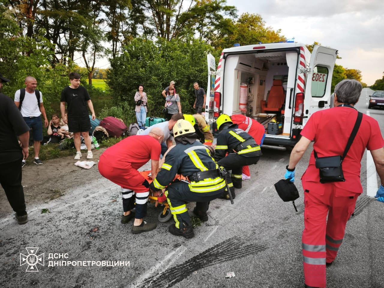 Рятувальники деблокували шістьох пасажирів автобусу. Фото ДСНС