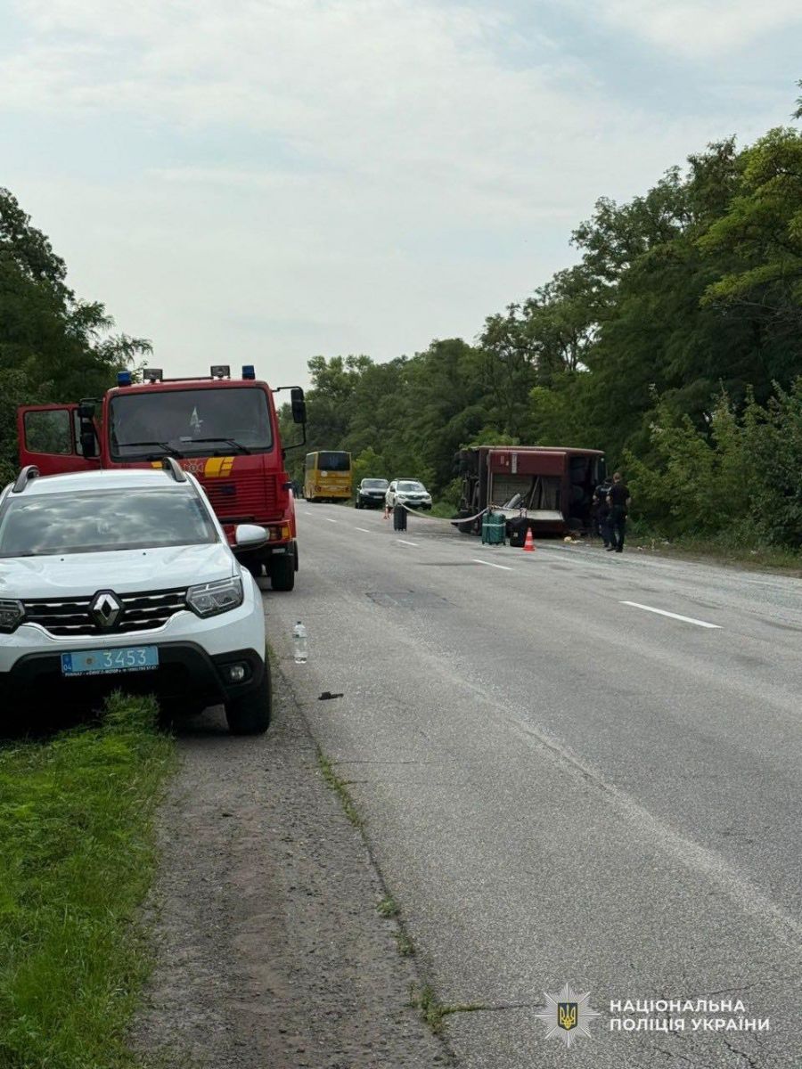 В ДТП загинула одна людина, 17 шпиталізовані. Фото поліції