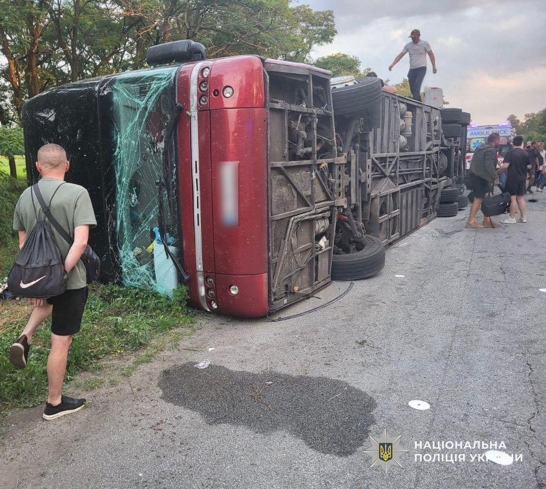 Водій двоповерхового автобусу не впорався з керуванням. Фото поліції