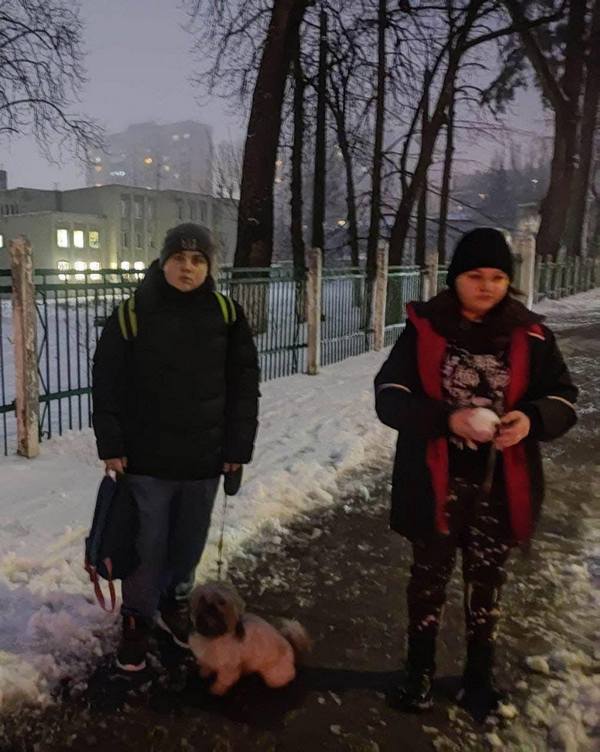 Охранник киевской школы № 40 не пустил в убежище двоих детей из-за того, что они были с собакой