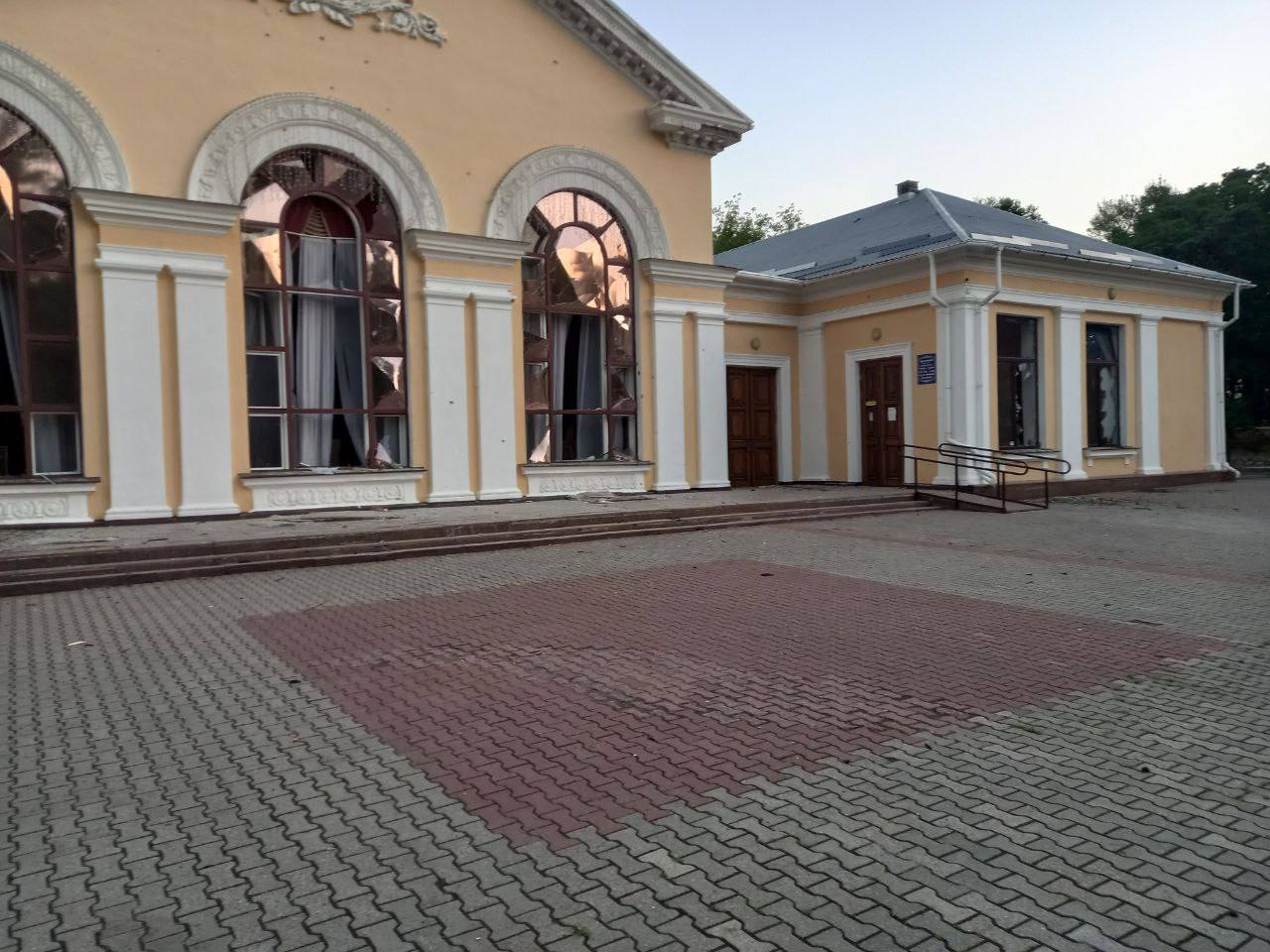 В Кропивницком взрывной волной повреждена филармония. Фото ОВА