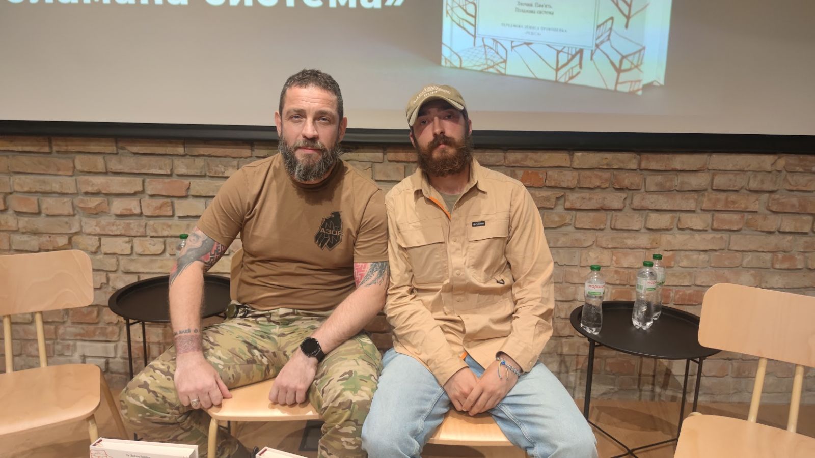 В «бараці 200» ліжка Олександра Гришина (ліворуч) і Дмитра Тищенка знаходились в місті, в якому декільком людям пощастило вижили. Інші хлопці в тій частині барака загинули