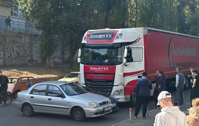 "Десь за кілька десятків метрів було жваве перехрестя, - пригадує Максим. - Тому можете уявити, що могло б статися"