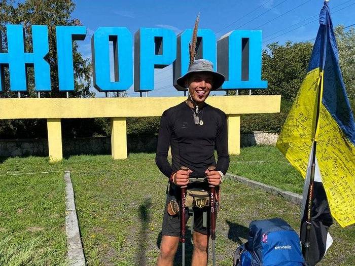 «На цьому прапорі ставили свої підписи всі військові, які зустрічалися на моєму шляху», — розповідає Артем