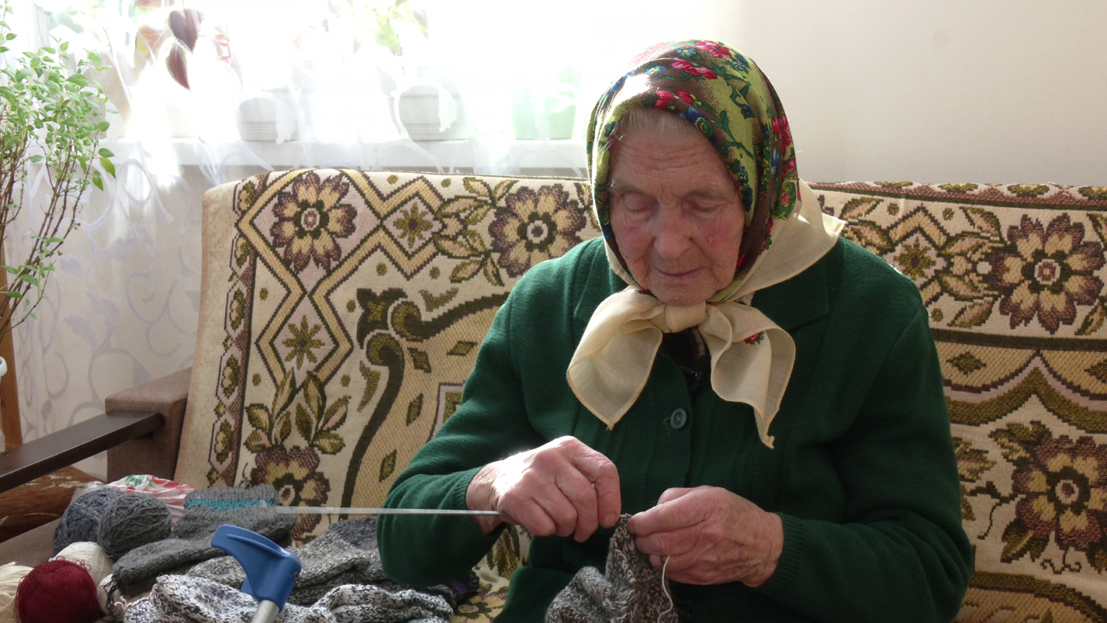 "Свій біль та відчай бабуся акумулювала у працю. І ось уже три роки плете шкарпетки", - розповідає керівниця місцевого волонтерського фонду Інна Яцина