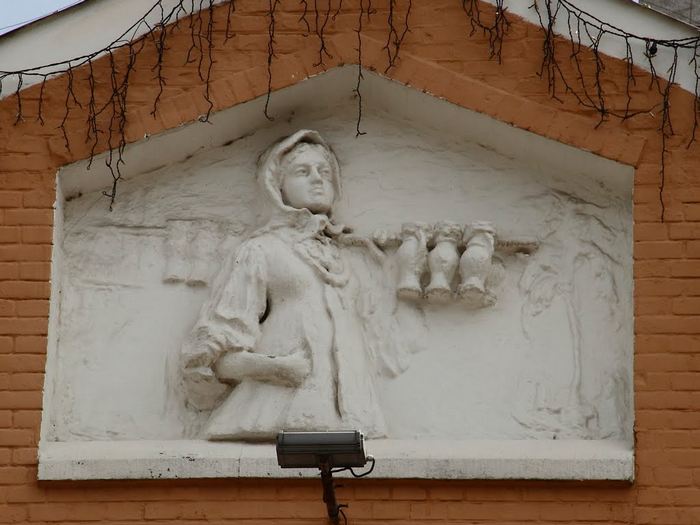 Барельєф «Молочниця». Фото з сайту toursdekiev.com.ua