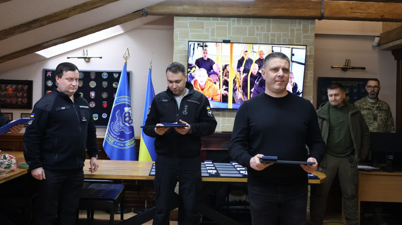 у центрі фото Буданов та Копитін