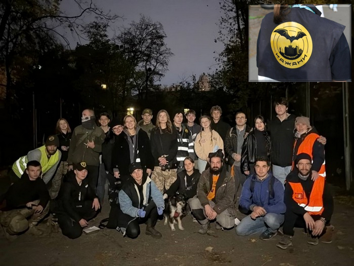 Команда «Київських кажанів» і логотип спільноти
