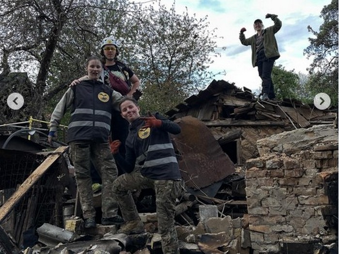 Волонтери спільноти «Київські кажани» розбирають завали