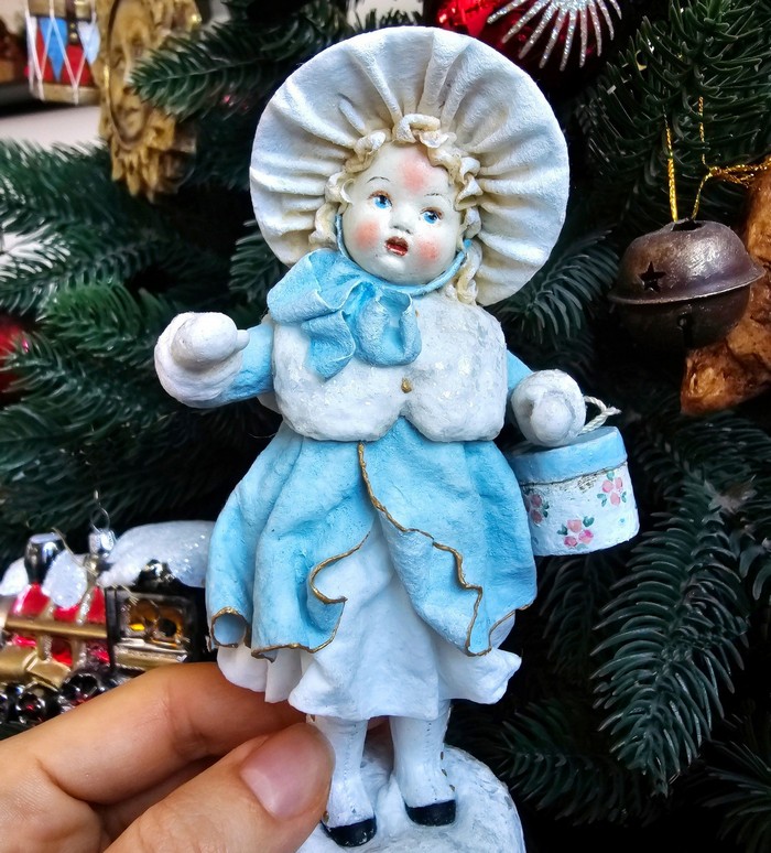 Эта кукла в старинном наряде очаровывает красотой