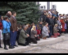 В Южноукраинске люди на коленях прощались с бойцом АТО