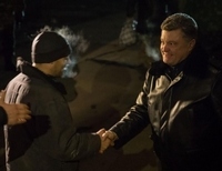 Порошенко лично встретил освобожденных из плена украинцев