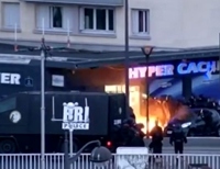 Момент штурма парижского магазина, где террорист удерживал заложников