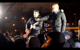 В Санкт-Петербурге сотни манифестантов спели "Путин - х#йло"