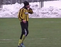 Футболист новокаховской "Энергии" поговорил по мобильному прямо во время игры